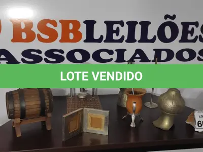 LOTE 606 - 01 TABULEIRO DE BINGO COM GLOBO, 01 CUIA DE CHIMARRÃO, 01 PORTA RETRATO, 01 BARRIL DE MADEIRA PEQUENO COM SUPORTE, 02 JARRAS DE METAL.  (NO ESTADO) ATENÇÃO! FAZER A VISITAÇÃO ANTES DE ARREMATAR, NÃO SABEMOS SE FUNCIONA, LEILÃO NÃO TEM GARANTIA E NEM DEVOLUÇÃO, SUJEITO A POSSÍVEIS AVARIAS VISÍVEIS/OCULTAS E/OU AUSÊNCIA DE COMPONENTES.