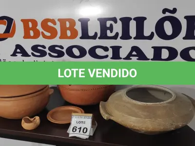 LOTE 610 - 02 PANELAS DE BARRO COM TAMPA, 01 PANELA DE MÁRMORE, 02 CINZEIROS DE BARRO E 01 PRATO DE BARRO.  (NO ESTADO) ATENÇÃO! FAZER A VISITAÇÃO ANTES DE ARREMATAR, NÃO SABEMOS SE FUNCIONA, LEILÃO NÃO TEM GARANTIA E NEM DEVOLUÇÃO, SUJEITO A POSSÍVEIS AVARIAS VISÍVEIS/OCULTAS E/OU AUSÊNCIA DE COMPONENTES.