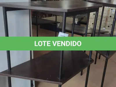 LOTE 574 - 02 MESAS COM TAMPO DE MADEIRA EM FORMA TRAPÉZIO.  (NO ESTADO) ATENÇÃO! FAZER A VISITAÇÃO ANTES DE ARREMATAR, NÃO SABEMOS SE FUNCIONA, LEILÃO NÃO TEM GARANTIA E NEM DEVOLUÇÃO, SUJEITO A POSSÍVEIS AVARIAS VISÍVEIS/OCULTAS E/OU AUSÊNCIA DE COMPONENTES.