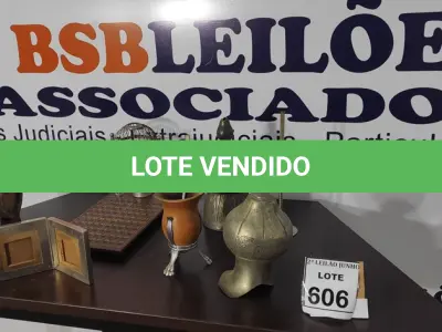 LOTE 606 - 01 TABULEIRO DE BINGO COM GLOBO, 01 CUIA DE CHIMARRÃO, 01 PORTA RETRATO, 01 BARRIL DE MADEIRA PEQUENO COM SUPORTE, 02 JARRAS DE METAL.  (NO ESTADO) ATENÇÃO! FAZER A VISITAÇÃO ANTES DE ARREMATAR, NÃO SABEMOS SE FUNCIONA, LEILÃO NÃO TEM GARANTIA E NEM DEVOLUÇÃO, SUJEITO A POSSÍVEIS AVARIAS VISÍVEIS/OCULTAS E/OU AUSÊNCIA DE COMPONENTES.
