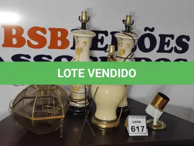 LOTE 617 - 03 ABAJURES, 01 PENDENTE DE VIDRO E 01 LUMINÁRIA.  (NO ESTADO) ATENÇÃO! FAZER A VISITAÇÃO ANTES DE ARREMATAR, NÃO SABEMOS SE FUNCIONA, LEILÃO NÃO TEM GARANTIA E NEM DEVOLUÇÃO, SUJEITO A POSSÍVEIS AVARIAS VISÍVEIS/OCULTAS E/OU AUSÊNCIA DE COMPONENTES.