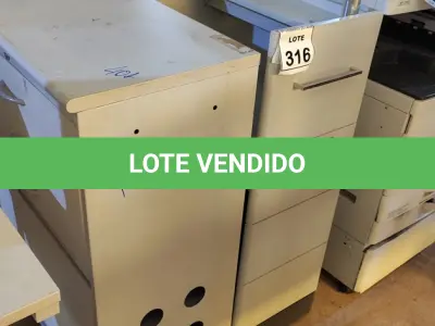 LOTE 316 - 01 ARMÁRIO EM MADEIRA E AÇO E 01 BALCÃO PARA CAIXA. (NO ESTADO) ATENÇÃO! FAZER A VISITAÇÃO ANTES DE ARREMATAR, NÃO SABEMOS SE FUNCIONA, LEILÃO NÃO TEM GARANTIA E NEM DEVOLUÇÃO, SUJEITO A POSSÍVEIS AVARIAS VISÍVEIS/OCULTAS E/OU AUSÊNCIA DE COMPONENTES.