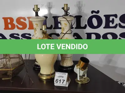 LOTE 617 - 03 ABAJURES, 01 PENDENTE DE VIDRO E 01 LUMINÁRIA.  (NO ESTADO) ATENÇÃO! FAZER A VISITAÇÃO ANTES DE ARREMATAR, NÃO SABEMOS SE FUNCIONA, LEILÃO NÃO TEM GARANTIA E NEM DEVOLUÇÃO, SUJEITO A POSSÍVEIS AVARIAS VISÍVEIS/OCULTAS E/OU AUSÊNCIA DE COMPONENTES.
