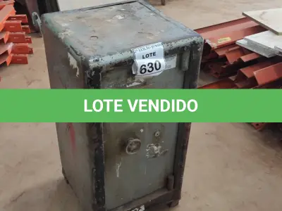 LOTE 630 - 01 COFRE.  (NO ESTADO) ATENÇÃO! FAZER A VISITAÇÃO ANTES DE ARREMATAR, NÃO SABEMOS SE FUNCIONA, LEILÃO NÃO TEM GARANTIA E NEM DEVOLUÇÃO, SUJEITO A POSSÍVEIS AVARIAS VISÍVEIS/OCULTAS E/OU AUSÊNCIA DE COMPONENTES.