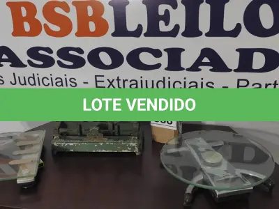 LOTE 588 - 02 BALANÇAS DIGITAIS E 01 BALANÇA ANTIGA SEM BANDEJA. (NO ESTADO) ATENÇÃO! FAZER A VISITAÇÃO ANTES DE ARREMATAR, NÃO SABEMOS SE FUNCIONA, LEILÃO NÃO TEM GARANTIA E NEM DEVOLUÇÃO, SUJEITO A POSSÍVEIS AVARIAS VISÍVEIS/OCULTAS E/OU AUSÊNCIA DE COMPONENTES.