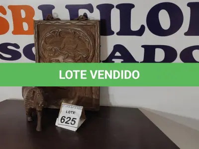 LOTE 625 - 01 QUADRO ENTALHADO E 01 LEÃO DE MADEIRA.  (NO ESTADO) ATENÇÃO! FAZER A VISITAÇÃO ANTES DE ARREMATAR, NÃO SABEMOS SE FUNCIONA, LEILÃO NÃO TEM GARANTIA E NEM DEVOLUÇÃO, SUJEITO A POSSÍVEIS AVARIAS VISÍVEIS/OCULTAS E/OU AUSÊNCIA DE COMPONENTES.