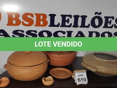 LOTE 610 - 02 PANELAS DE BARRO COM TAMPA, 01 PANELA DE MÁRMORE, 02 CINZEIROS DE BARRO E 01 PRATO DE BARRO.  (NO ESTADO) ATENÇÃO! FAZER A VISITAÇÃO ANTES DE ARREMATAR, NÃO SABEMOS SE FUNCIONA, LEILÃO NÃO TEM GARANTIA E NEM DEVOLUÇÃO, SUJEITO A POSSÍVEIS AVARIAS VISÍVEIS/OCULTAS E/OU AUSÊNCIA DE COMPONENTES.