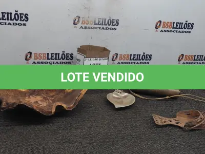 LOTE 608 - 01 FRUTEIRA DECORATIVA, 01 ESTRIBO DE METAL, 01 BOLSA DE METAL E 01 CINZEIRO DECORATIVO. (NO ESTADO) ATENÇÃO! FAZER A VISITAÇÃO ANTES DE ARREMATAR, NÃO SABEMOS SE FUNCIONA, LEILÃO NÃO TEM GARANTIA E NEM DEVOLUÇÃO, SUJEITO A POSSÍVEIS AVARIAS VISÍVEIS/OCULTAS E/OU AUSÊNCIA DE COMPONENTES.