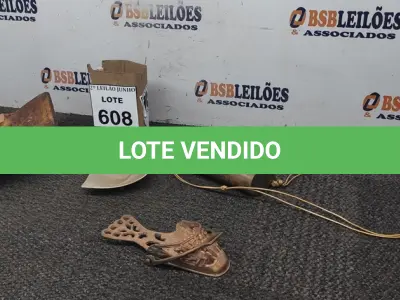 LOTE 608 - 01 FRUTEIRA DECORATIVA, 01 ESTRIBO DE METAL, 01 BOLSA DE METAL E 01 CINZEIRO DECORATIVO. (NO ESTADO) ATENÇÃO! FAZER A VISITAÇÃO ANTES DE ARREMATAR, NÃO SABEMOS SE FUNCIONA, LEILÃO NÃO TEM GARANTIA E NEM DEVOLUÇÃO, SUJEITO A POSSÍVEIS AVARIAS VISÍVEIS/OCULTAS E/OU AUSÊNCIA DE COMPONENTES.