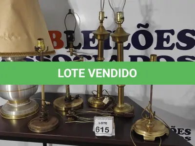 LOTE 615 - 06 ABAJURES SEM 01 COM CÚPULA.  (NO ESTADO) ATENÇÃO! FAZER A VISITAÇÃO ANTES DE ARREMATAR, NÃO SABEMOS SE FUNCIONA, LEILÃO NÃO TEM GARANTIA E NEM DEVOLUÇÃO, SUJEITO A POSSÍVEIS AVARIAS VISÍVEIS/OCULTAS E/OU AUSÊNCIA DE COMPONENTES.