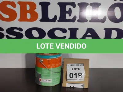 LOTE 019 - 01 LATA DE TINTA ESMALTE PARA MADEIRAS E METAIS NA COR BRILHANTE VERMELHO DE 3,6L MARCA SUVINIL. (NOVO) (NO ESTADO) ATENÇÃO! FAZER A VISITAÇÃO ANTES DE ARREMATAR, NÃO SABEMOS SE FUNCIONA. LEILÃO NÃO TEM GARANTIA E NEM DEVOLUÇÃO, SUJEITO A POSSÍVEIS AVARIAS VISÍVEIS/OCULTAS E/OU AUSÊNCIA DE COMPONENTES.