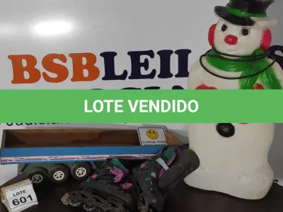 LOTE 601 - 01 REPLICA DE CARROCEIRA DE CAMINHÃO, 01 PAR DE PATINS E 01 ENFEITE DE NATAL COM LUMINOSO.   (NO ESTADO) ATENÇÃO! FAZER A VISITAÇÃO ANTES DE ARREMATAR, NÃO SABEMOS SE FUNCIONA, LEILÃO NÃO TEM GARANTIA E NEM DEVOLUÇÃO, SUJEITO A POSSÍVEIS AVARIAS VISÍVEIS/OCULTAS E/OU AUSÊNCIA DE COMPONENTES.