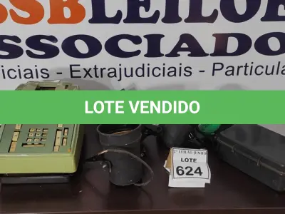 LOTE 624 - 01 CALCULADORA ANTIGA, 01 TRANSFORME DE BAIXA VOLTAGEM E 05 LÂMPADAS COLORIDAS.  (NO ESTADO) ATENÇÃO! FAZER A VISITAÇÃO ANTES DE ARREMATAR, NÃO SABEMOS SE FUNCIONA, LEILÃO NÃO TEM GARANTIA E NEM DEVOLUÇÃO, SUJEITO A POSSÍVEIS AVARIAS VISÍVEIS/OCULTAS E/OU AUSÊNCIA DE COMPONENTES.