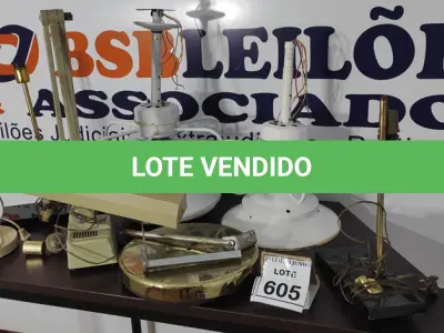 LOTE 605 - 02 VENTILADORES DE TETO, 01 LUMINÁRIA DE MESA, 03 ABAJURES E 01 BASE DE ABAJUR.  (NO ESTADO) ATENÇÃO! FAZER A VISITAÇÃO ANTES DE ARREMATAR, NÃO SABEMOS SE FUNCIONA, LEILÃO NÃO TEM GARANTIA E NEM DEVOLUÇÃO, SUJEITO A POSSÍVEIS AVARIAS VISÍVEIS/OCULTAS E/OU AUSÊNCIA DE COMPONENTES.