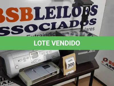 LOTE 300 - 01 RETROPROJETOR ANTIGO E 01 IMPRESSORA HP PHOTO SMART 7960.  (NO ESTADO) ATENÇÃO! FAZER A VISITAÇÃO ANTES DE ARREMATAR, NÃO SABEMOS SE FUNCIONA. LEILÃO NÃO TEM GARANTIA E NEM DEVOLUÇÃO, SUJEITO A POSSÍVEIS AVARIAS VISÍVEIS/OCULTAS E/OU AUSÊNCIA DE COMPONENTES.