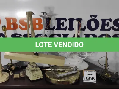 LOTE 605 - 02 VENTILADORES DE TETO, 01 LUMINÁRIA DE MESA, 03 ABAJURES E 01 BASE DE ABAJUR.  (NO ESTADO) ATENÇÃO! FAZER A VISITAÇÃO ANTES DE ARREMATAR, NÃO SABEMOS SE FUNCIONA, LEILÃO NÃO TEM GARANTIA E NEM DEVOLUÇÃO, SUJEITO A POSSÍVEIS AVARIAS VISÍVEIS/OCULTAS E/OU AUSÊNCIA DE COMPONENTES.