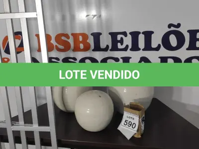 LOTE 590 - 03 GRADES DE FERRO E 03 VASOS DECORATIVOS.  (NO ESTADO) ATENÇÃO! FAZER A VISITAÇÃO ANTES DE ARREMATAR, NÃO SABEMOS SE FUNCIONA, LEILÃO NÃO TEM GARANTIA E NEM DEVOLUÇÃO, SUJEITO A POSSÍVEIS AVARIAS VISÍVEIS/OCULTAS E/OU AUSÊNCIA DE COMPONENTES.