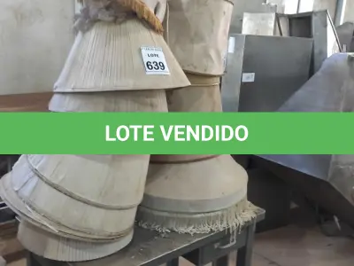LOTE 639 - 17 CÚPULAS PARA ABAJUR, 01 BASE DE MESA CROMADA E 01 MESA DE FERRO.  (NO ESTADO) ATENÇÃO! FAZER A VISITAÇÃO ANTES DE ARREMATAR, NÃO SABEMOS SE FUNCIONA, LEILÃO NÃO TEM GARANTIA E NEM DEVOLUÇÃO, SUJEITO A POSSÍVEIS AVARIAS VISÍVEIS/OCULTAS E/OU AUSÊNCIA DE COMPONENTES.
