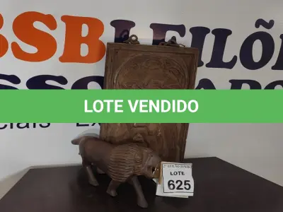 LOTE 625 - 01 QUADRO ENTALHADO E 01 LEÃO DE MADEIRA.  (NO ESTADO) ATENÇÃO! FAZER A VISITAÇÃO ANTES DE ARREMATAR, NÃO SABEMOS SE FUNCIONA, LEILÃO NÃO TEM GARANTIA E NEM DEVOLUÇÃO, SUJEITO A POSSÍVEIS AVARIAS VISÍVEIS/OCULTAS E/OU AUSÊNCIA DE COMPONENTES.