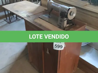 LOTE 599 - 01 MÁQUINA DE COSTURA ANTIGA MARCA SINGER.  (NO ESTADO) ATENÇÃO! FAZER A VISITAÇÃO ANTES DE ARREMATAR, NÃO SABEMOS SE FUNCIONA, LEILÃO NÃO TEM GARANTIA E NEM DEVOLUÇÃO, SUJEITO A POSSÍVEIS AVARIAS VISÍVEIS/OCULTAS E/OU AUSÊNCIA DE COMPONENTES.
