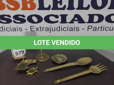 LOTE 579 - 01 CONCHA, 01 PEGADOR, 03 CINZEIROS E 01 TAMPA, TODOS MATERIAIS ANTIGOS DECORADOS.  (NO ESTADO) ATENÇÃO! FAZER A VISITAÇÃO ANTES DE ARREMATAR, NÃO SABEMOS SE FUNCIONA, LEILÃO NÃO TEM GARANTIA E NEM DEVOLUÇÃO, SUJEITO A POSSÍVEIS AVARIAS VISÍVEIS/OCULTAS E/OU AUSÊNCIA DE COMPONENTES.