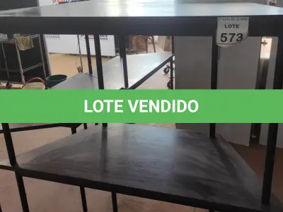 LOTE 573 - 02 MESAS COM TAMPO DE MADEIRA EM FORMA TRAPÉZIO.  (NO ESTADO) ATENÇÃO! FAZER A VISITAÇÃO ANTES DE ARREMATAR, NÃO SABEMOS SE FUNCIONA, LEILÃO NÃO TEM GARANTIA E NEM DEVOLUÇÃO, SUJEITO A POSSÍVEIS AVARIAS VISÍVEIS/OCULTAS E/OU AUSÊNCIA DE COMPONENTES.
