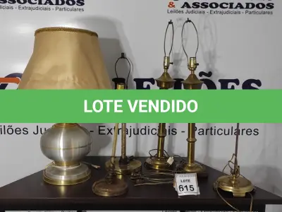 LOTE 615 - 06 ABAJURES SEM 01 COM CÚPULA.  (NO ESTADO) ATENÇÃO! FAZER A VISITAÇÃO ANTES DE ARREMATAR, NÃO SABEMOS SE FUNCIONA, LEILÃO NÃO TEM GARANTIA E NEM DEVOLUÇÃO, SUJEITO A POSSÍVEIS AVARIAS VISÍVEIS/OCULTAS E/OU AUSÊNCIA DE COMPONENTES.