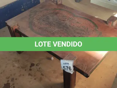 LOTE 576 - 01 MESA DE CENTRO DE MADEIRA COM DECORAÇÃO ENTALHADA.  (NO ESTADO) ATENÇÃO! FAZER A VISITAÇÃO ANTES DE ARREMATAR, NÃO SABEMOS SE FUNCIONA, LEILÃO NÃO TEM GARANTIA E NEM DEVOLUÇÃO, SUJEITO A POSSÍVEIS AVARIAS VISÍVEIS/OCULTAS E/OU AUSÊNCIA DE COMPONENTES.