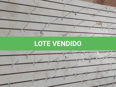 LOTE 567 - 01 PAINEL CANALETADO COM GANCHOS DE 1,72 X 2,75. (NO ESTADO) ATENÇÃO! FAZER A VISITAÇÃO ANTES DE ARREMATAR, NÃO SABEMOS SE FUNCIONA, LEILÃO NÃO TEM GARANTIA E NEM DEVOLUÇÃO, SUJEITO A POSSÍVEIS AVARIAS VISÍVEIS/OCULTAS E/OU AUSÊNCIA DE COMPONENTES.