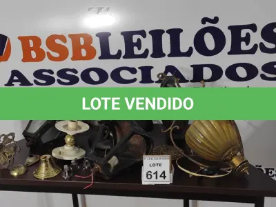 LOTE 614 - 01 LOTE COM VÁRIAS LUMINÁRIAS ANTIGAS DIVERSAS.  (NO ESTADO) ATENÇÃO! FAZER A VISITAÇÃO ANTES DE ARREMATAR, NÃO SABEMOS SE FUNCIONA, LEILÃO NÃO TEM GARANTIA E NEM DEVOLUÇÃO, SUJEITO A POSSÍVEIS AVARIAS VISÍVEIS/OCULTAS E/OU AUSÊNCIA DE COMPONENTES.
