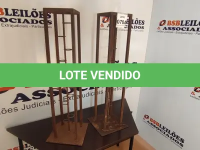 LOTE 070 - 02 SUPORTES DE FERRO PARA CASTIÇAL. (NO ESTADO) ATENÇÃO! FAZER A VISITAÇÃO ANTES DE ARREMATAR, NÃO SABEMOS SE FUNCIONA, LEILÃO NÃO TEM GARANTIA E NEM DEVOLUÇÃO, SUJEITO A POSSÍVEIS AVARIAS VISÍVEIS/OCULTAS E/OU AUSÊNCIA DE COMPONENTES.
