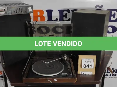 LOTE 041 - 01 TOCA VINIL COM 02 CAIXAS DE SOM E 01 AMPLIFICADOR MARCA GRADIENTE. (NO ESTADO) ATENÇÃO! FAZER A VISITAÇÃO ANTES DE ARREMATAR, NÃO SABEMOS SE FUNCIONA, LEILÃO NÃO TEM GARANTIA E NEM DEVOLUÇÃO, SUJEITO A POSSÍVEIS AVARIAS VISÍVEIS/OCULTAS E/OU AUSÊNCIA DE COMPONENTES.