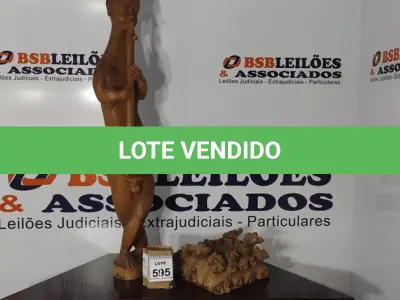 LOTE 595 - 01 ESCULTURA DE MADEIRA COM 1,30M.  (NO ESTADO) ATENÇÃO! FAZER A VISITAÇÃO ANTES DE ARREMATAR, NÃO SABEMOS SE FUNCIONA, LEILÃO NÃO TEM GARANTIA E NEM DEVOLUÇÃO, SUJEITO A POSSÍVEIS AVARIAS VISÍVEIS/OCULTAS E/OU AUSÊNCIA DE COMPONENTES.