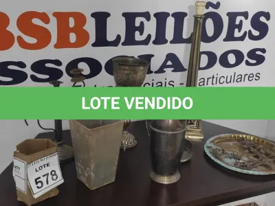 LOTE 578 - 01 ABAJUR, 01 CASTIÇAL, 01 JARRA 01 TAÇA, 01 CINZEIRO COM TAMPA E 01 BANDEJA, TODOS MATERIAIS ANTIGOS.  (NO ESTADO) ATENÇÃO! FAZER A VISITAÇÃO ANTES DE ARREMATAR, NÃO SABEMOS SE FUNCIONA, LEILÃO NÃO TEM GARANTIA E NEM DEVOLUÇÃO, SUJEITO A POSSÍVEIS AVARIAS VISÍVEIS/OCULTAS E/OU AUSÊNCIA DE COMPONENTES.