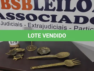LOTE 579 - 01 CONCHA, 01 PEGADOR, 03 CINZEIROS E 01 TAMPA, TODOS MATERIAIS ANTIGOS DECORADOS.  (NO ESTADO) ATENÇÃO! FAZER A VISITAÇÃO ANTES DE ARREMATAR, NÃO SABEMOS SE FUNCIONA, LEILÃO NÃO TEM GARANTIA E NEM DEVOLUÇÃO, SUJEITO A POSSÍVEIS AVARIAS VISÍVEIS/OCULTAS E/OU AUSÊNCIA DE COMPONENTES.