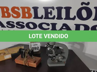 LOTE 592 - 01 MICROSCÓPIO, 01 MINI MÁQUINA DE COSTURA E 01 JOGO DE ALFABETO.  (NO ESTADO) ATENÇÃO! FAZER A VISITAÇÃO ANTES DE ARREMATAR, NÃO SABEMOS SE FUNCIONA, LEILÃO NÃO TEM GARANTIA E NEM DEVOLUÇÃO, SUJEITO A POSSÍVEIS AVARIAS VISÍVEIS/OCULTAS E/OU AUSÊNCIA DE COMPONENTES.