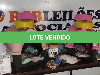 LOTE 558 - 01 LOTE COM 02 CASINHAS PARA PETS, ROUPAS, VASILHAS E ITENS DIVERSOS. (NO ESTADO) ATENÇÃO! FAZER A VISITAÇÃO ANTES DE ARREMATAR, NÃO SABEMOS SE FUNCIONA, LEILÃO NÃO TEM GARANTIA E NEM DEVOLUÇÃO, SUJEITO A POSSÍVEIS AVARIAS VISÍVEIS/OCULTAS E/OU AUSÊNCIA DE COMPONENTES.
