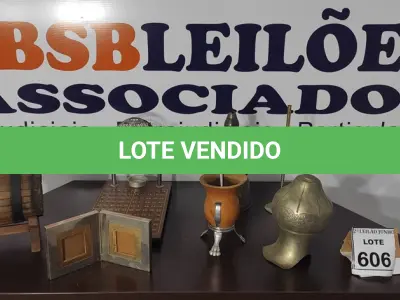 LOTE 606 - 01 TABULEIRO DE BINGO COM GLOBO, 01 CUIA DE CHIMARRÃO, 01 PORTA RETRATO, 01 BARRIL DE MADEIRA PEQUENO COM SUPORTE, 02 JARRAS DE METAL.  (NO ESTADO) ATENÇÃO! FAZER A VISITAÇÃO ANTES DE ARREMATAR, NÃO SABEMOS SE FUNCIONA, LEILÃO NÃO TEM GARANTIA E NEM DEVOLUÇÃO, SUJEITO A POSSÍVEIS AVARIAS VISÍVEIS/OCULTAS E/OU AUSÊNCIA DE COMPONENTES.
