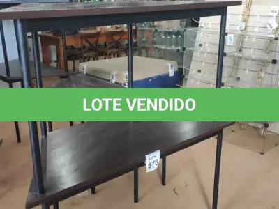 LOTE 575 - 02 MESAS COM TAMPO DE MADEIRA EM FORMA TRAPÉZIO.  (NO ESTADO) ATENÇÃO! FAZER A VISITAÇÃO ANTES DE ARREMATAR, NÃO SABEMOS SE FUNCIONA, LEILÃO NÃO TEM GARANTIA E NEM DEVOLUÇÃO, SUJEITO A POSSÍVEIS AVARIAS VISÍVEIS/OCULTAS E/OU AUSÊNCIA DE COMPONENTES.