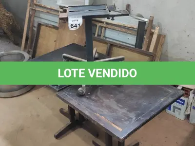 LOTE 641 - 02 MESAS EM MADEIRA E 01 BASE DE CADEIRA.  (NO ESTADO) ATENÇÃO! FAZER A VISITAÇÃO ANTES DE ARREMATAR, NÃO SABEMOS SE FUNCIONA, LEILÃO NÃO TEM GARANTIA E NEM DEVOLUÇÃO, SUJEITO A POSSÍVEIS AVARIAS VISÍVEIS/OCULTAS E/OU AUSÊNCIA DE COMPONENTES.