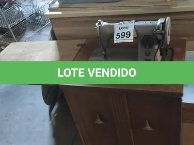 LOTE 599 - 01 MÁQUINA DE COSTURA ANTIGA MARCA SINGER.  (NO ESTADO) ATENÇÃO! FAZER A VISITAÇÃO ANTES DE ARREMATAR, NÃO SABEMOS SE FUNCIONA, LEILÃO NÃO TEM GARANTIA E NEM DEVOLUÇÃO, SUJEITO A POSSÍVEIS AVARIAS VISÍVEIS/OCULTAS E/OU AUSÊNCIA DE COMPONENTES.