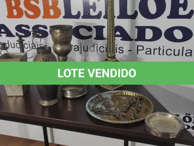 LOTE 578 - 01 ABAJUR, 01 CASTIÇAL, 01 JARRA 01 TAÇA, 01 CINZEIRO COM TAMPA E 01 BANDEJA, TODOS MATERIAIS ANTIGOS.  (NO ESTADO) ATENÇÃO! FAZER A VISITAÇÃO ANTES DE ARREMATAR, NÃO SABEMOS SE FUNCIONA, LEILÃO NÃO TEM GARANTIA E NEM DEVOLUÇÃO, SUJEITO A POSSÍVEIS AVARIAS VISÍVEIS/OCULTAS E/OU AUSÊNCIA DE COMPONENTES.