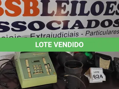 LOTE 624 - 01 CALCULADORA ANTIGA, 01 TRANSFORME DE BAIXA VOLTAGEM E 05 LÂMPADAS COLORIDAS.  (NO ESTADO) ATENÇÃO! FAZER A VISITAÇÃO ANTES DE ARREMATAR, NÃO SABEMOS SE FUNCIONA, LEILÃO NÃO TEM GARANTIA E NEM DEVOLUÇÃO, SUJEITO A POSSÍVEIS AVARIAS VISÍVEIS/OCULTAS E/OU AUSÊNCIA DE COMPONENTES.
