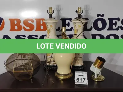LOTE 617 - 03 ABAJURES, 01 PENDENTE DE VIDRO E 01 LUMINÁRIA.  (NO ESTADO) ATENÇÃO! FAZER A VISITAÇÃO ANTES DE ARREMATAR, NÃO SABEMOS SE FUNCIONA, LEILÃO NÃO TEM GARANTIA E NEM DEVOLUÇÃO, SUJEITO A POSSÍVEIS AVARIAS VISÍVEIS/OCULTAS E/OU AUSÊNCIA DE COMPONENTES.