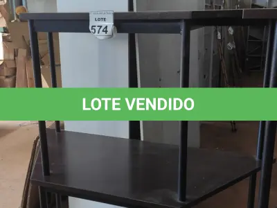LOTE 574 - 02 MESAS COM TAMPO DE MADEIRA EM FORMA TRAPÉZIO.  (NO ESTADO) ATENÇÃO! FAZER A VISITAÇÃO ANTES DE ARREMATAR, NÃO SABEMOS SE FUNCIONA, LEILÃO NÃO TEM GARANTIA E NEM DEVOLUÇÃO, SUJEITO A POSSÍVEIS AVARIAS VISÍVEIS/OCULTAS E/OU AUSÊNCIA DE COMPONENTES.