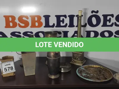 LOTE 578 - 01 ABAJUR, 01 CASTIÇAL, 01 JARRA 01 TAÇA, 01 CINZEIRO COM TAMPA E 01 BANDEJA, TODOS MATERIAIS ANTIGOS.  (NO ESTADO) ATENÇÃO! FAZER A VISITAÇÃO ANTES DE ARREMATAR, NÃO SABEMOS SE FUNCIONA, LEILÃO NÃO TEM GARANTIA E NEM DEVOLUÇÃO, SUJEITO A POSSÍVEIS AVARIAS VISÍVEIS/OCULTAS E/OU AUSÊNCIA DE COMPONENTES.
