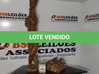 LOTE 595 - 01 ESCULTURA DE MADEIRA COM 1,30M.  (NO ESTADO) ATENÇÃO! FAZER A VISITAÇÃO ANTES DE ARREMATAR, NÃO SABEMOS SE FUNCIONA, LEILÃO NÃO TEM GARANTIA E NEM DEVOLUÇÃO, SUJEITO A POSSÍVEIS AVARIAS VISÍVEIS/OCULTAS E/OU AUSÊNCIA DE COMPONENTES.