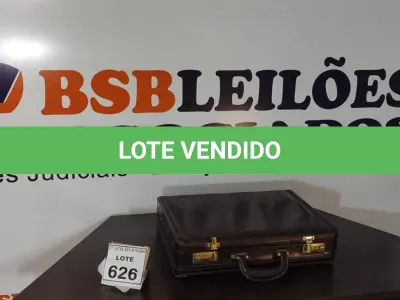 LOTE 626 - 01 MALETA DE DOCUMENTO COM REVESTIMENTO DE COURO.  (NO ESTADO) ATENÇÃO! FAZER A VISITAÇÃO ANTES DE ARREMATAR, NÃO SABEMOS SE FUNCIONA, LEILÃO NÃO TEM GARANTIA E NEM DEVOLUÇÃO, SUJEITO A POSSÍVEIS AVARIAS VISÍVEIS/OCULTAS E/OU AUSÊNCIA DE COMPONENTES.