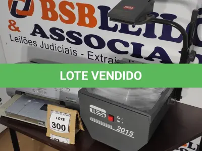 LOTE 300 - 01 RETROPROJETOR ANTIGO E 01 IMPRESSORA HP PHOTO SMART 7960.  (NO ESTADO) ATENÇÃO! FAZER A VISITAÇÃO ANTES DE ARREMATAR, NÃO SABEMOS SE FUNCIONA. LEILÃO NÃO TEM GARANTIA E NEM DEVOLUÇÃO, SUJEITO A POSSÍVEIS AVARIAS VISÍVEIS/OCULTAS E/OU AUSÊNCIA DE COMPONENTES.