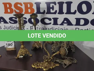 LOTE 580 - 03 ABAJURES, 01 PENDENTE E 01 LUMINÁRIA DE PAREDE.  (NO ESTADO) ATENÇÃO! FAZER A VISITAÇÃO ANTES DE ARREMATAR, NÃO SABEMOS SE FUNCIONA, LEILÃO NÃO TEM GARANTIA E NEM DEVOLUÇÃO, SUJEITO A POSSÍVEIS AVARIAS VISÍVEIS/OCULTAS E/OU AUSÊNCIA DE COMPONENTES.
